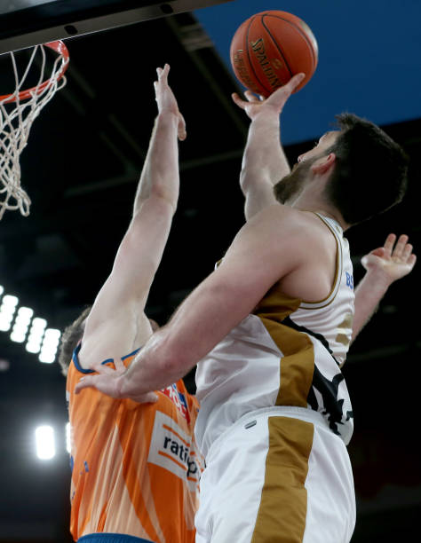 时表现得格 时表现得格